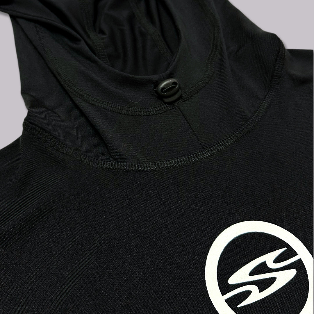 PLAYERA RASHGUARD MANGA LARGA CON GORRO CORTE AMPLIO HOODINI NEGRO
