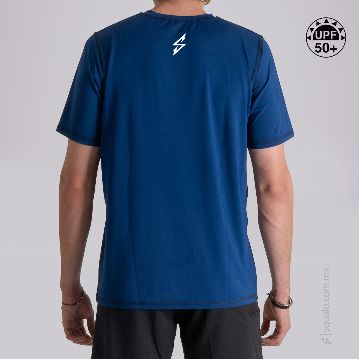PLAYERA RASHGUARD CORTE AMPLIO TEXT MARINO